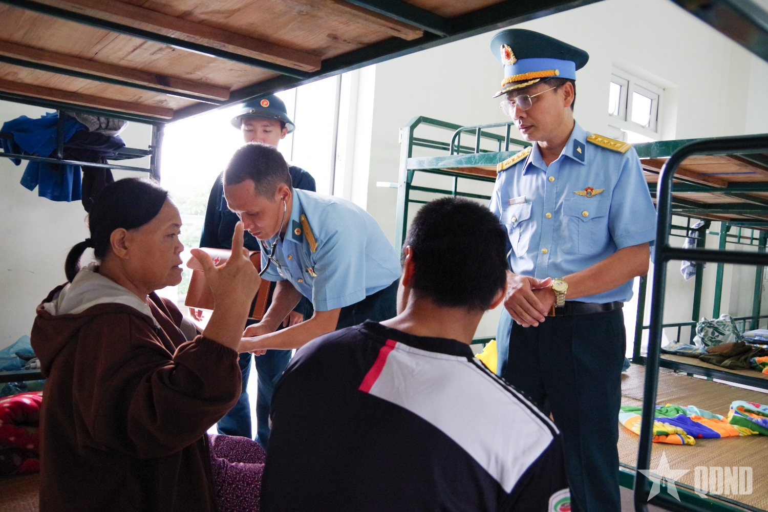 Sư đoàn 377 đón người dân về doanh trại để tránh lũ